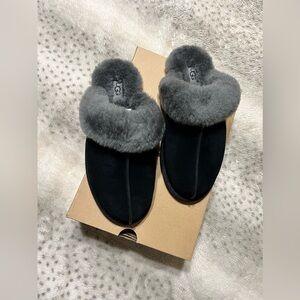 UGG Scuffette II Black & Gray Sheepskin Slippers Size 8 Indoor Outdoor NIB